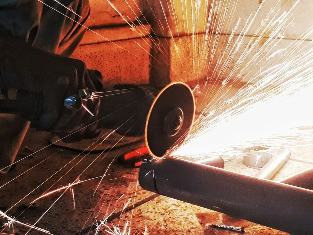Hướng dẫn chi tiết cách cắt ống inox chuyên nghiệp trong xưởng cơ khí