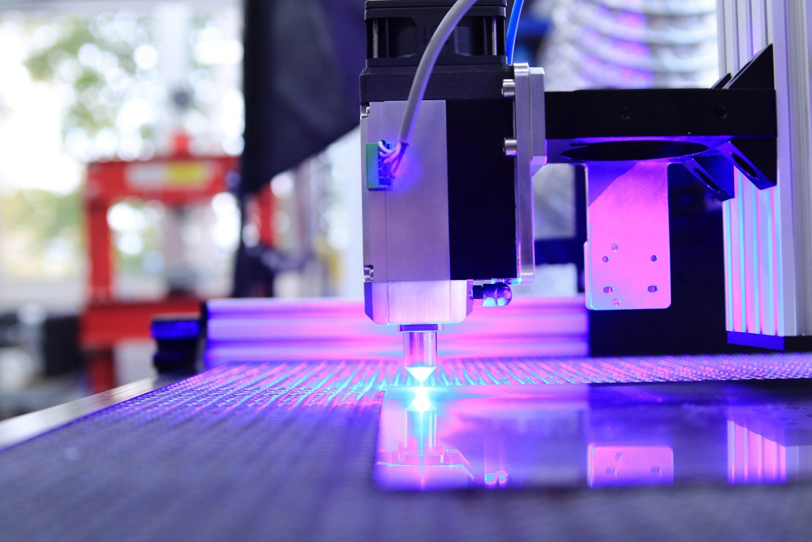 Máy cắt laser công suất lớn thực hiện cách cắt tấm inox tự động hóa