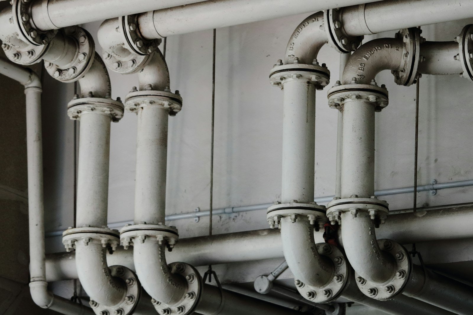 Kiểm tra tiêu chuẩn kỹ thuật khi thực hiện cách chọn phụ kiện inox cho đường ống