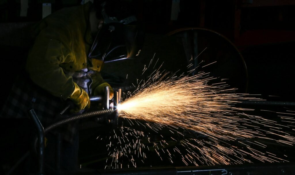 Kỹ thuật viên thực hiện cách tẩy xỉ hàn inox chuyên nghiệp tại xưởng gia công cơ khí