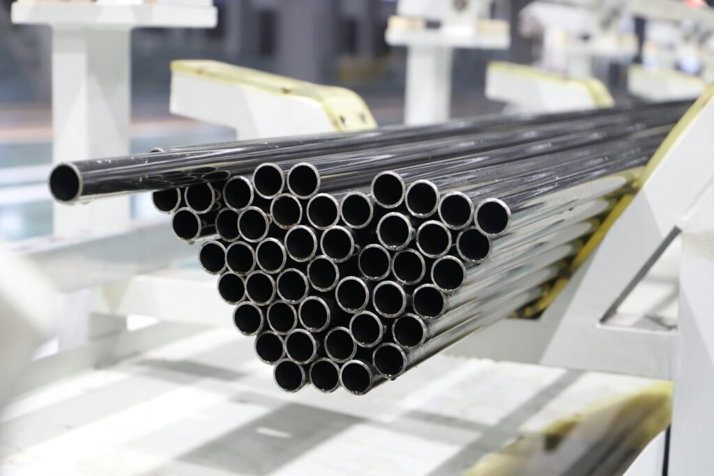 Kỹ sư kiểm tra thông số kỹ thuật và áp dụng cách tính trọng lượng inox hộp 304 trong xưởng gia công